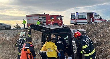 Yoldan çıkan otomobil tarlaya uçtu; 2 yaralı