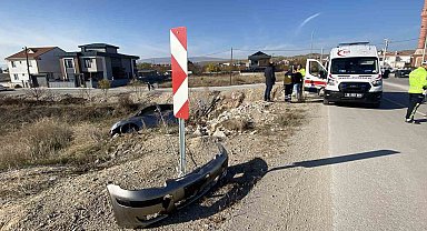 Yoldan çıkan otomobil taşlık alanda asılı kaldı