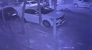 Yolun karşısına geçen adama otomobil çarptı