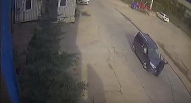 Yolun karşısına geçmek isteyen yaşlı adama aracın çarpma anı kamerada