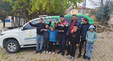Yozgat'ta bulunan yaralı kızıl şahin çocukların ilgi odağı oldu