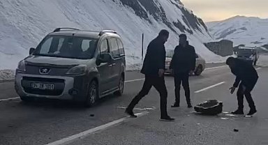 Yüksekova'da karayoluna düşen kaya parçaları sürücülere korku dolu anlar yaşattı