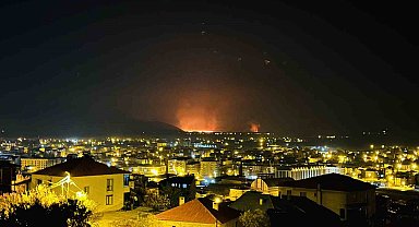 Yüksekova'da kuş cenneti olan Nehil Sazlığı yanıyor: Yangın tüm ilçeden görüldü