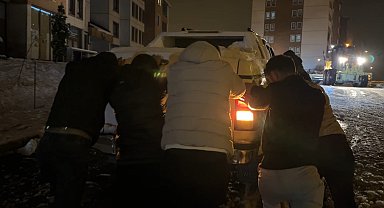 Yüksekova'da yollar piste döndü: Sürücülerin yokuşla imtihanı kameraya yansıdı