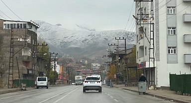 Yüksekova'nın etrafını çevreleyen dağlar beyaza büründü