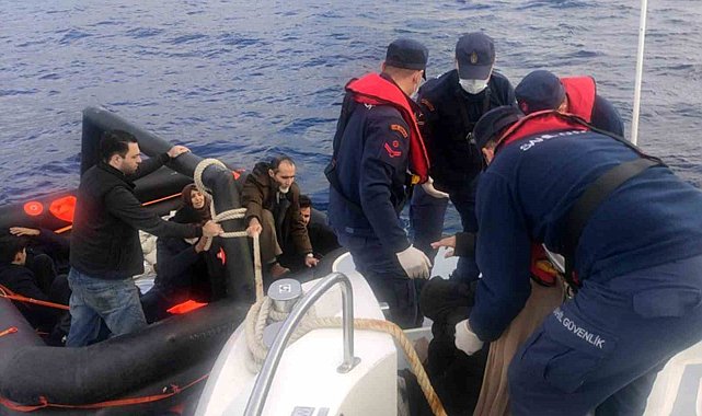 Yunanistan, 8'i çocuk 20 düzensiz göçmeni ölüme terk etti