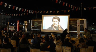 Yunusemre Belediyesinden vatandaşlara açık havada sinema keyfi