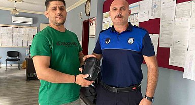 Zabıta ekiplerinin devriye atarken yerde buldukları çanta sahibine teslim edildi