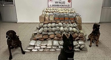 Zehir tacirlerine geçit yok: Tır ve kümeste 324 kilo uyuşturucu ele geçirildi