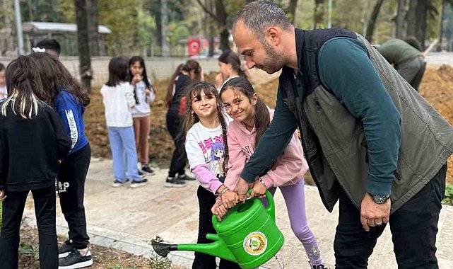 Zonguldak'ta ilkokul öğrencileri fidan dikti