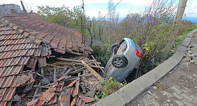 Zonguldak'ta kontrolden çıkan otomobil evin çatısına uçtu