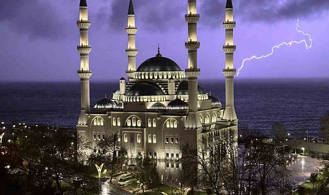 Zonguldak'ta şimşekler geceyi aydınlattı