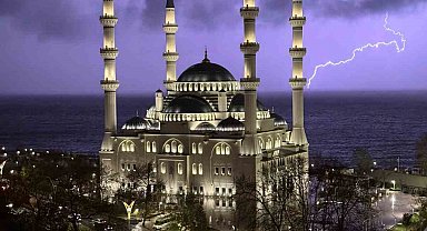 Zonguldak'ta şimşekler geceyi aydınlattı