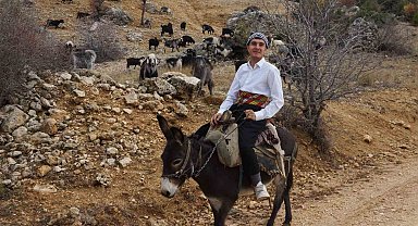 18 yaşındaki Yusuf söylediği manilerle ilgi odağı oldu
