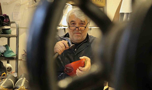 38 yıldır ilmek ilmek işleyerek mesleğini yaşatmaya çalışıyor