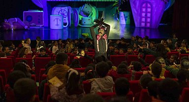 'Bisküvi Adam' sahneye çıktı, minik seyirciler kahkahaya boğuldu