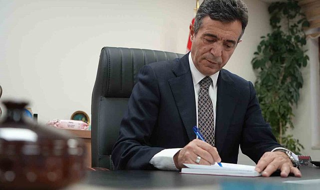 40 yıl önce mezun olduğu okula müdür olarak döndü: Bayburtlu eğitimci şimdi hatıra defteri tutuyor