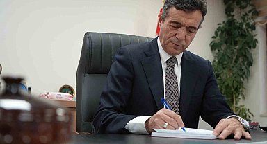 40 yıl önce mezun olduğu okula müdür olarak döndü: Bayburtlu eğitimci şimdi hatıra defteri tutuyor