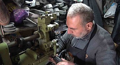 5 metrekarelik dükkanında 30 yıldır ayakkabı tamir ediyor