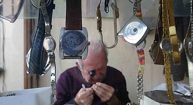 76 yaşındaki saat ustası, 61 yıldır zamana ayar veriyor