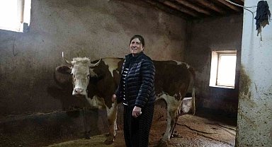 8 erkek adayı geride bırakan kadın muhtar: Hem hayvancılık yapıyor hem mahallesini yönetiyor