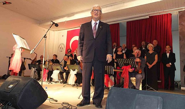 82 yaşındaki emekli müsteşar koro şefliği yapıyor