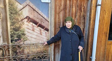 90 yaşındaki Fikriye nine manileriyle hafızalara hayran bırakıyor