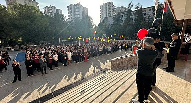 Adana'da aynı anda kanseri yenip okula dönen iki öğrenci, balonlarla karşılandı