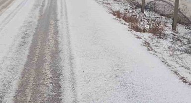 Adana'da dolu yağdı, yollar ve tarlalar beyaza büründü