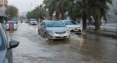 Adana'da patlayan içme suyu borusu sokakları göle çevirdi