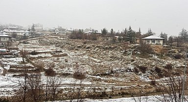 Adana'nın yüksek kesimlerine kar yağdı