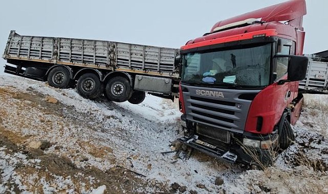 Adilcevaz'da briket yüklü tır devrildi: 1 yaralı