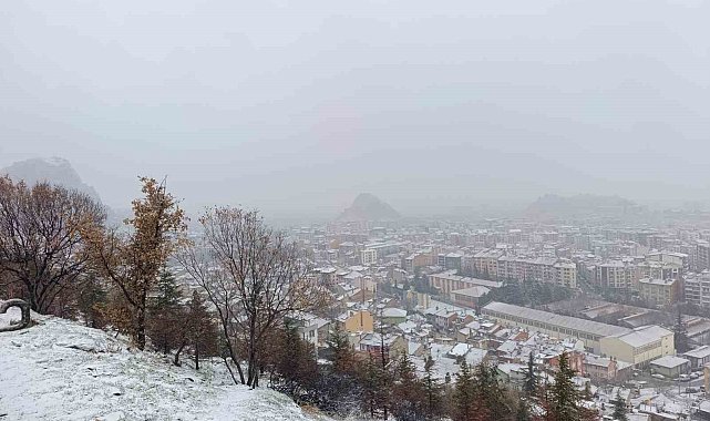 Afyonkarahisar'da kar yağışı etkili oldu