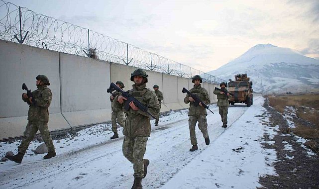 Ağrı Dağı eteklerinde görev yapan Mehmetçik yeni yıla vatan nöbetinde girdi