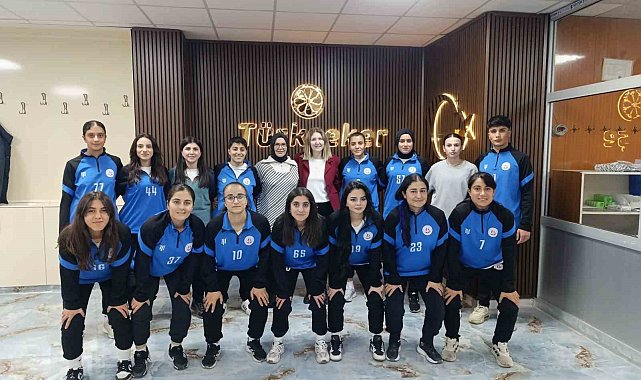 Ağrı'da kadın futbol takımına moral yemeği