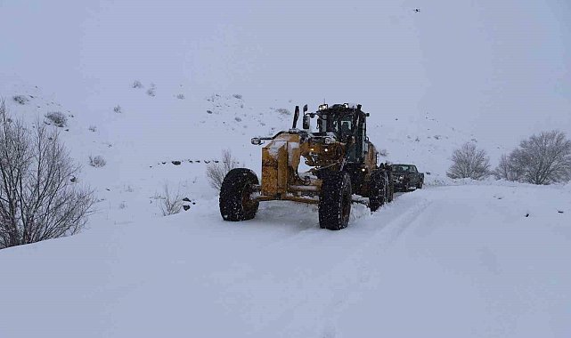 Ağrı'da kar yağışı 423 köy yolunu ulaşıma kapattı