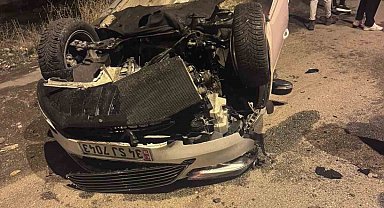 Ağrı'da kazada kaldırıma çarpan araç takla attı: 2 yaralı