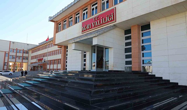 Ağrı'da yoğun kar ve buzlanma nedeniyle eğitime 1 gün ara