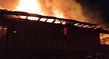 Ahşap ev alev alev yandı