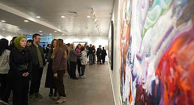 Akademisyenin 38 yıllık sanat yolculuğunu anlatan "3850: Retro-Perspektif" sergisi