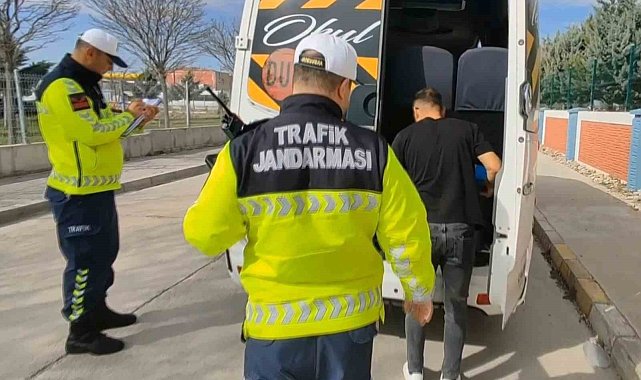 Aksaray'da trafik jandarması okul servislerini aralıksız denetliyor