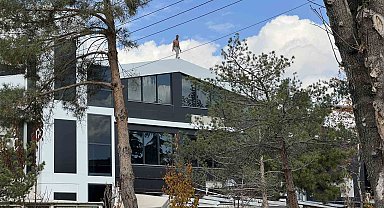 Alacağı için çatıya çıktı, yarı çıplak 3 saat ikna edilmeye çalışıldı