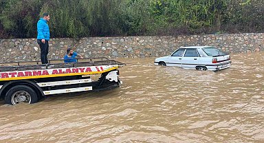 Alanya-Antalya karayolunda araçlar mahsur kaldı