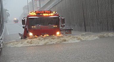 Alanya'da sağanak yağış trafiği felç etti