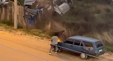 Alev alev yanan aracını kovayla su döküp söndürdü