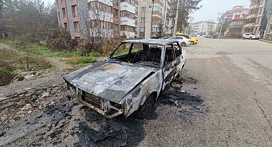 Alev topuna dönen otomobilden geriye demir yığını kaldı