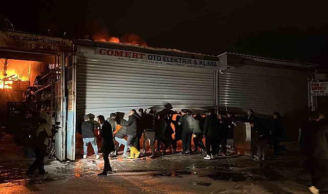 Alevlere teslim olan iş yerlerindeki araçları kurtarmak için zamanla yarıştılar