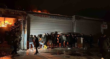 Alevlere teslim olan iş yerlerindeki araçları kurtarmak için zamanla yarıştılar