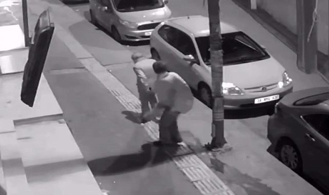 Alkollü kadın, yaşlı adamı öldüresiye dövdü: o anlar kamerada