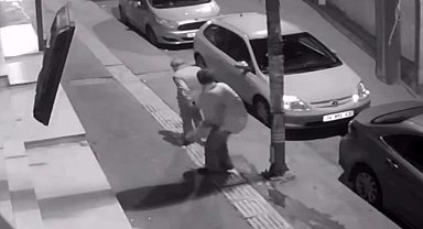 Alkollü kadın, yaşlı adamı öldüresiye dövdü: o anlar kamerada